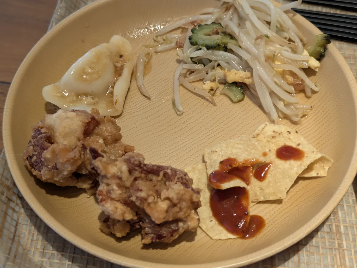 から揚げや野菜を盛り付けたプレート