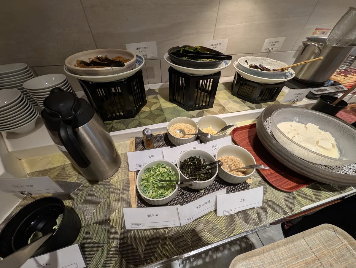 うどんの薬味やトッピングが並ぶコーナー