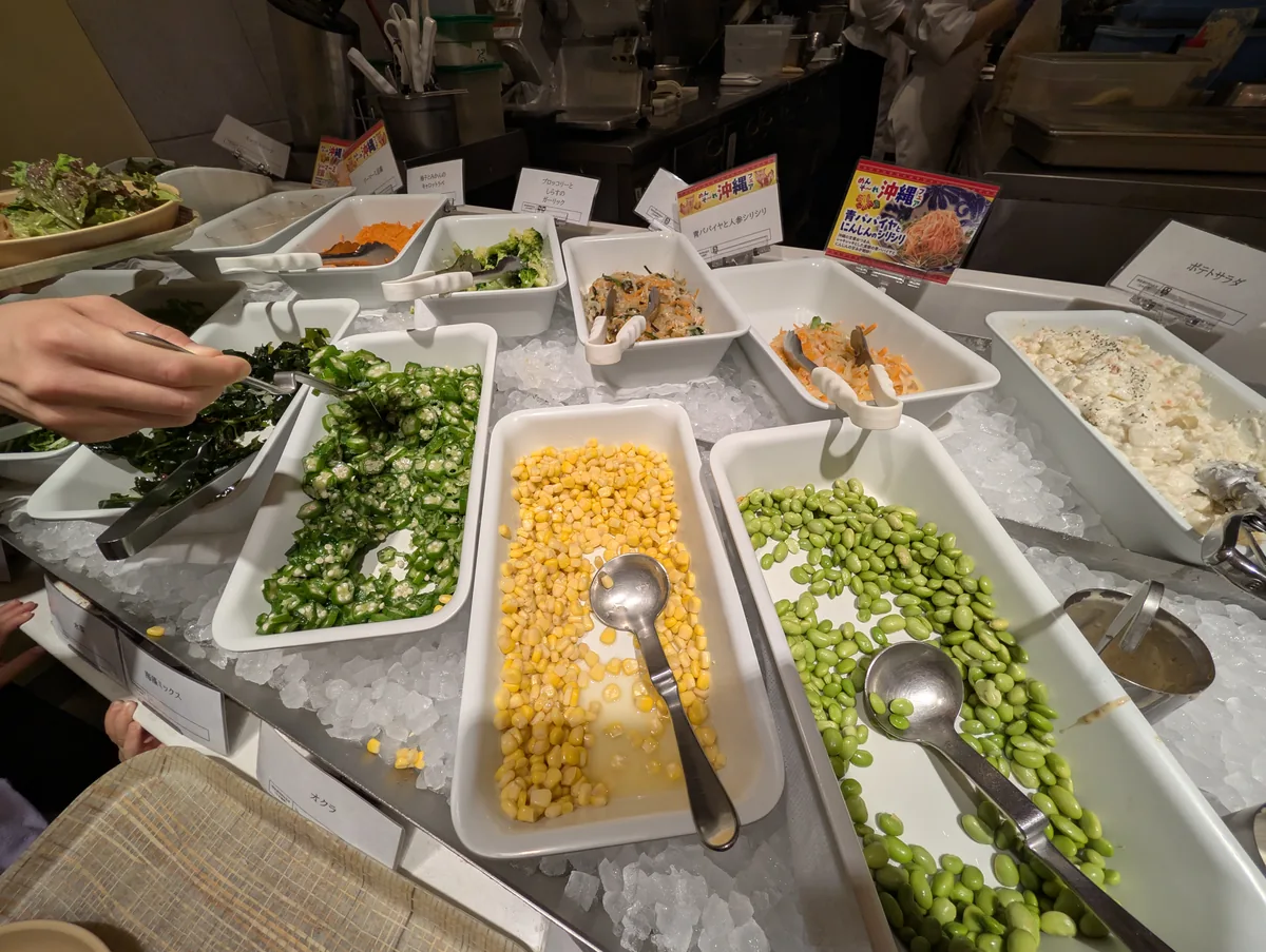 色とりどりの野菜が並ぶサラダバー