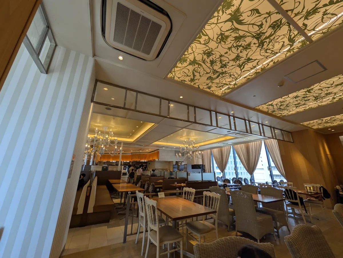 明るく広いTHE CENTRAL BUFFETの店内