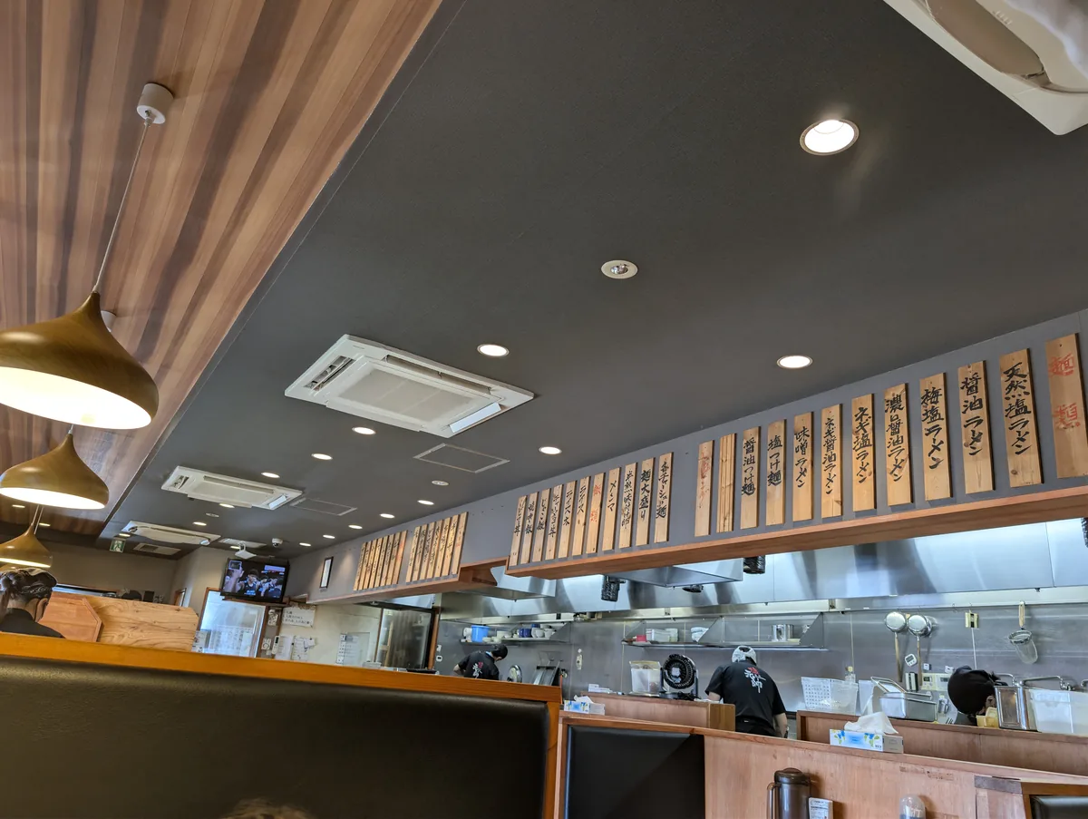総社 塩元帥の明るく開放的な店内