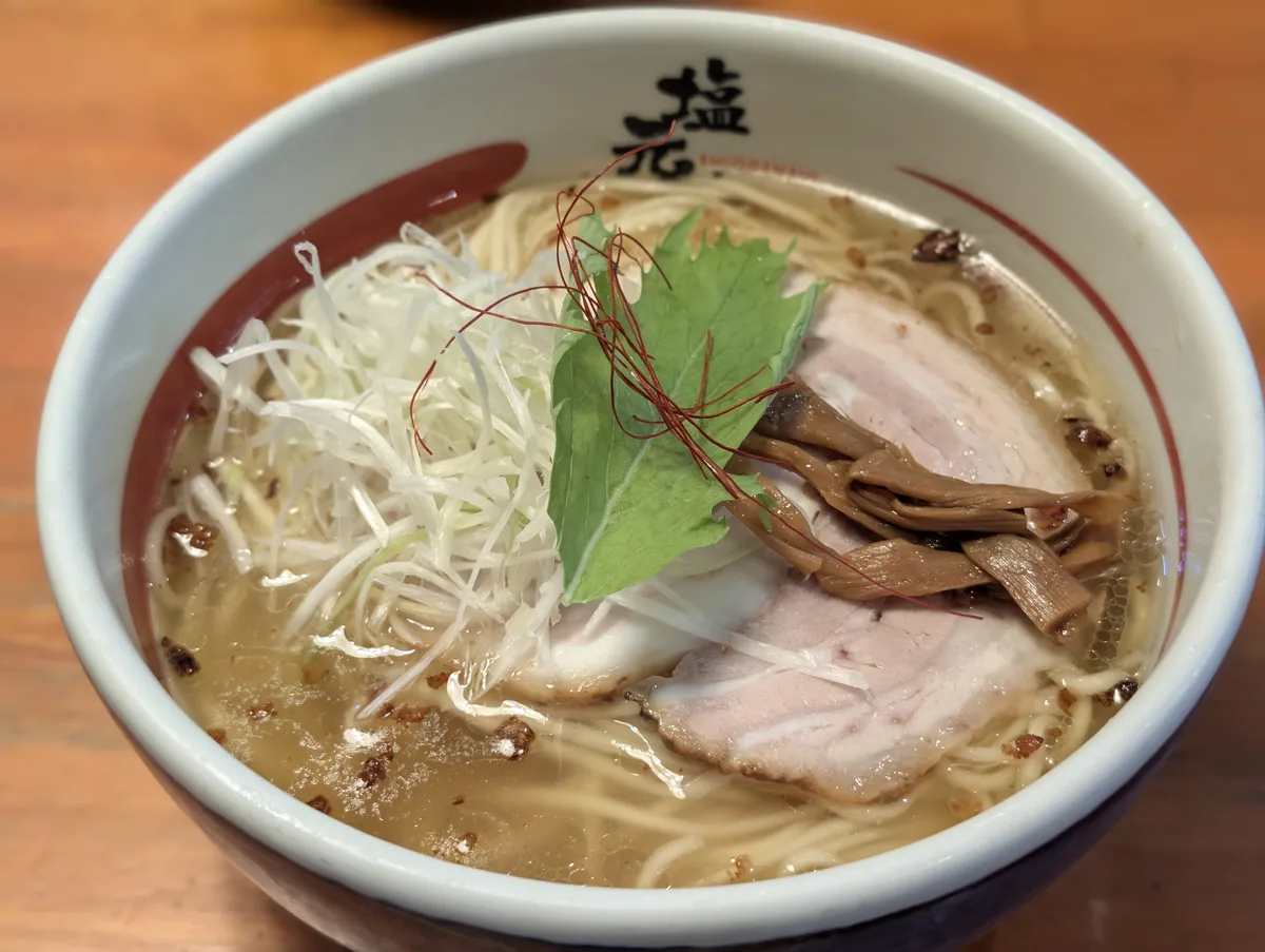 白髪ねぎやチャーシューがのった塩ラーメン