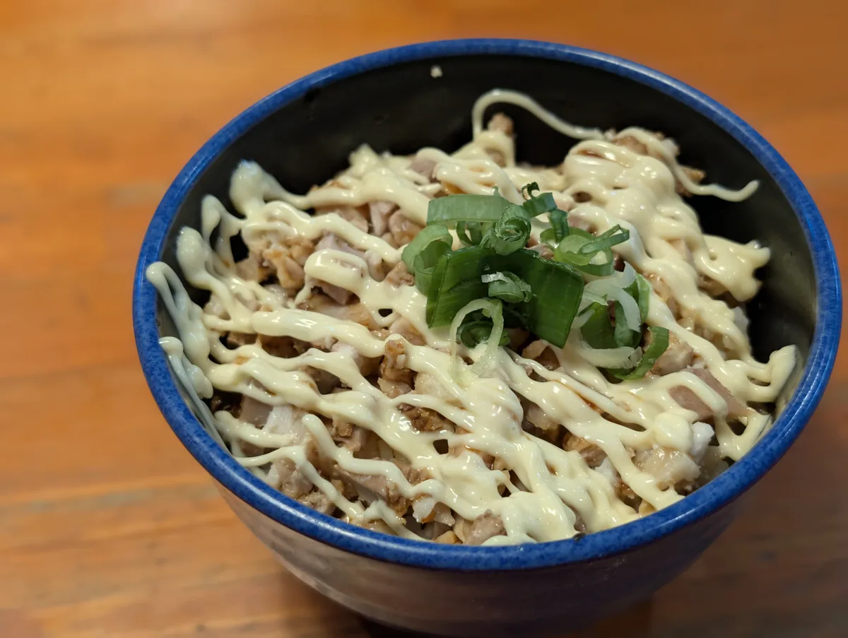 チャーシューとマヨネーズがたっぷりのチャーマヨ丼