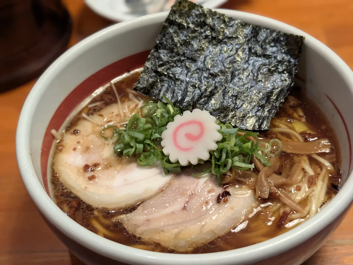 チャーシューや海苔がのった総社 塩元帥の醤油ラーメン
