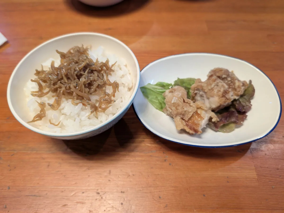 お子様セットのちりめんじゃこ飯と唐揚げ