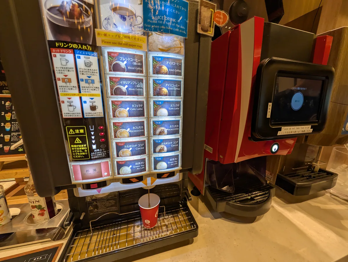 ドリンクコーナーには複数の飲み物が並びます。家族それぞれが好きなものを選べるため、外へ買いに出なくても水分補給できました。