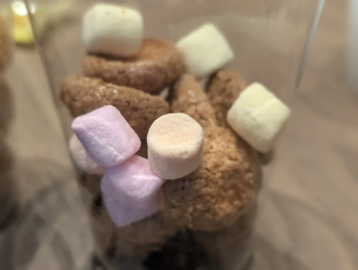 チョコレート風味のお菓子とカラフルなマシュマロ。見た目にも楽しく、子どもたちの目を引いていました。
