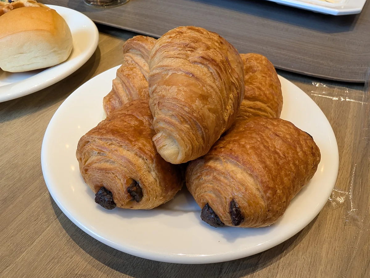 クロワッサンとチョコデニッシュ。小ぶりなので、子どもがいくつかの種類を試しやすいサイズでした。