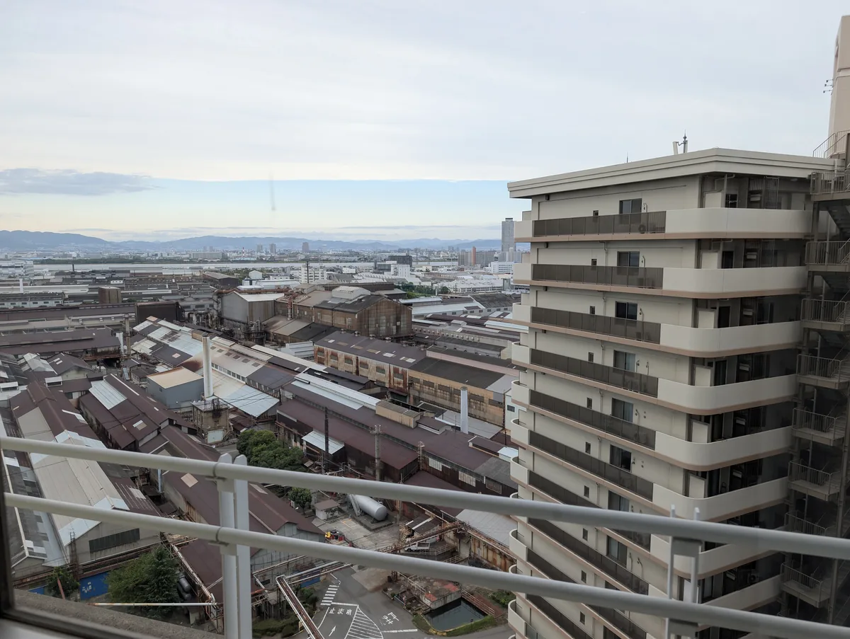 高層階の窓から見た大阪の街並み。パークで遊んだあとの景色も、ホテルステイの楽しみのひとつでした。