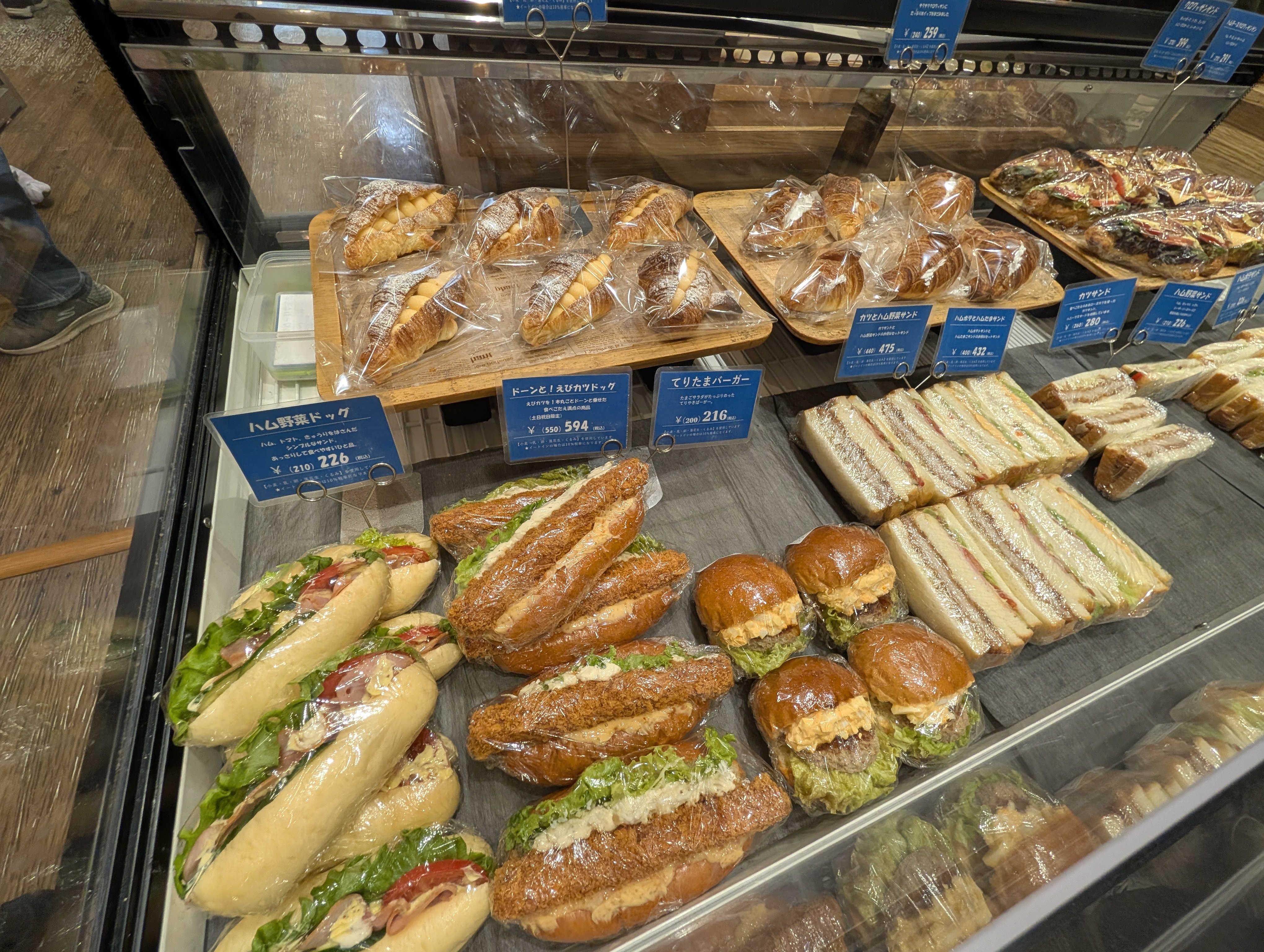 サンドイッチ・惣菜パンコーナー